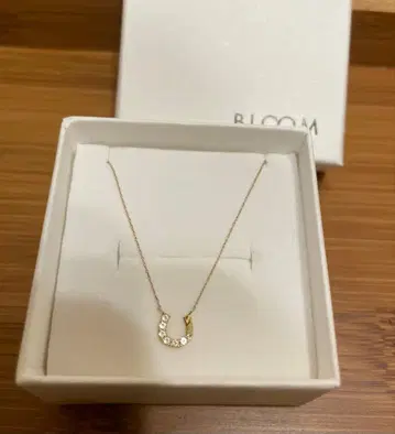BLOOM 블루 말발굽형 목걸이 K10YG