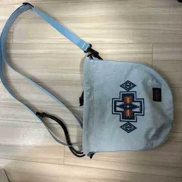 자수 장식 라이트 블루 숄더백