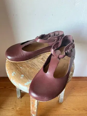 스페인산 BUBEL 바케타 가죽 T 스트랩 플랫슈즈