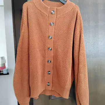 오렌지 니트 가디건 긴팔 버튼 포함