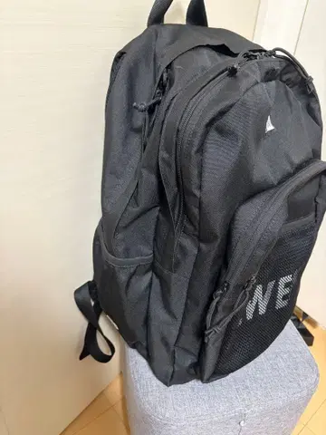 NEW ERA 블랙 백팩 메쉬 포켓 부착