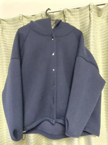 후드 부착 네이비 색상 플리스 자켓