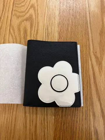 마리콴트 여권 케이스