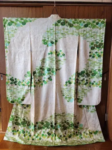 화이트 그린 국화 대 매실 무늬 사야가타 지문 금 자수 후리소데
