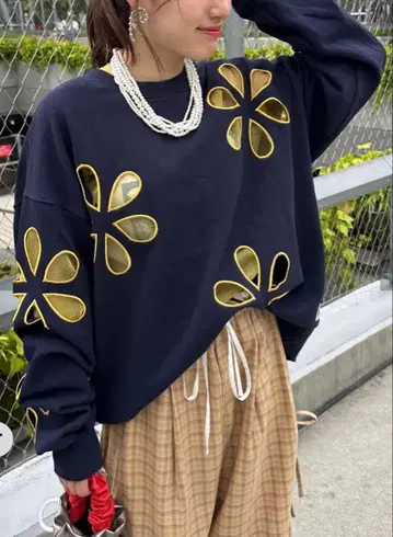 HELLO.SANFRANCISCO 플라워 컷 아웃 오버 맨투맨