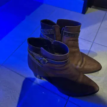 DIANA 브라운 스웨이드 부티