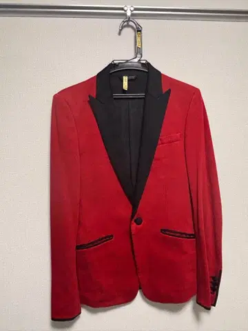 빨간색과 검은색 테일러드 재킷