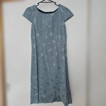 그레이 슬리브리스 무릎 기장 원피스