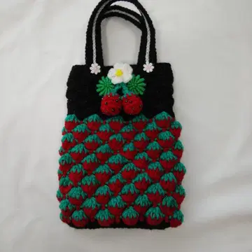 딸기 모티브의 니트 백