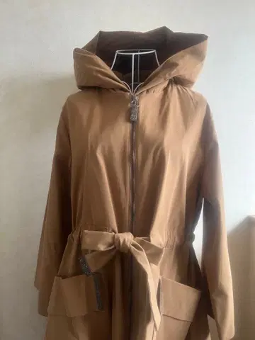 브라운 후드 부착 코트