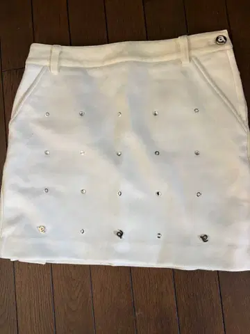 알치비오 화이트 비쥬 부착 스커트