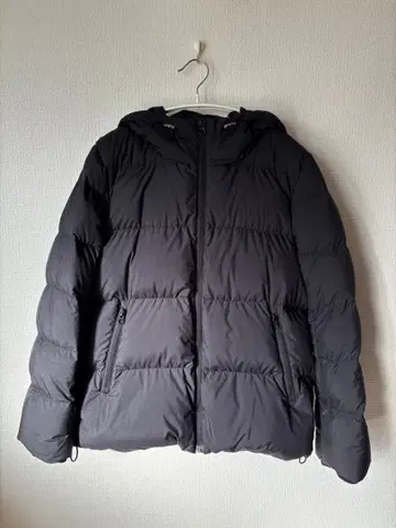 후드 부착 블랙 다운 자켓