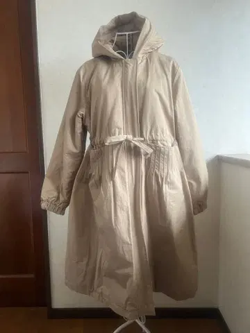 베이지 후드 부착 다운 롱 코트