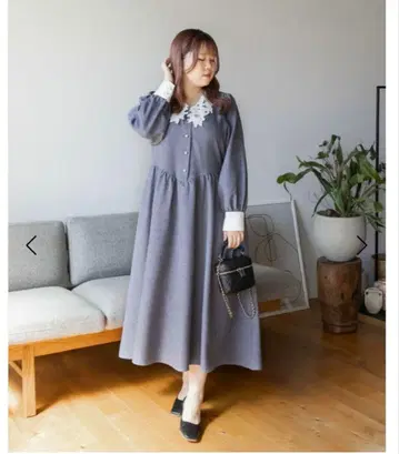 레이스 달린 옷깃의 그레이 원피스