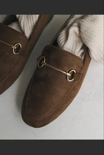 브라운 스웨이드 로퍼 골드 장식