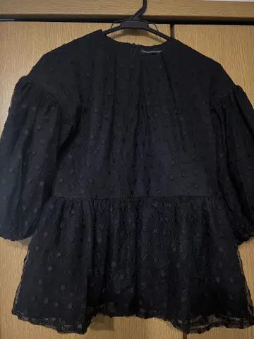 도트 무늬 오부 소매 tsuru 플레어 상의 블랙