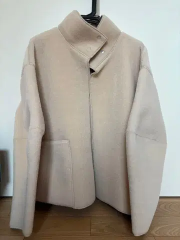 베이지 스탠드 카라 코트