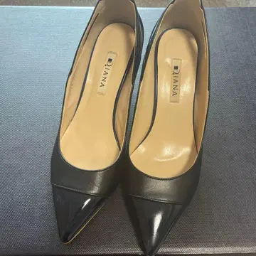 Diana 블랙 가죽 펌프스