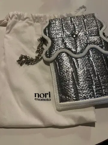 노리 에노모토 실버 숄더백