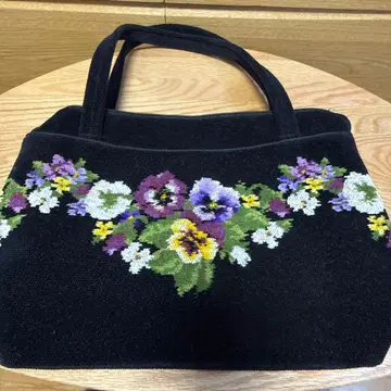페이 비올라 꽃무늬 자수 블랙 핸드백