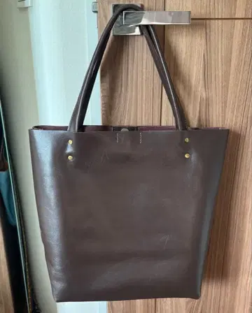 다크 브라운 가죽 토트백