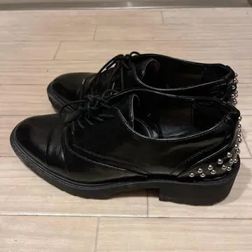 ZARA 스터드 장식 블랙 가죽 신발