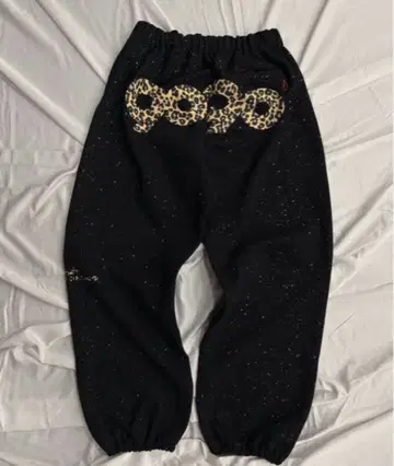 레오파드 무늬 로고 스웨트 팬츠 블랙