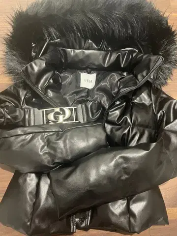 GYDA 제이다 벨트 포함 인조 가죽 숏 다운 코트