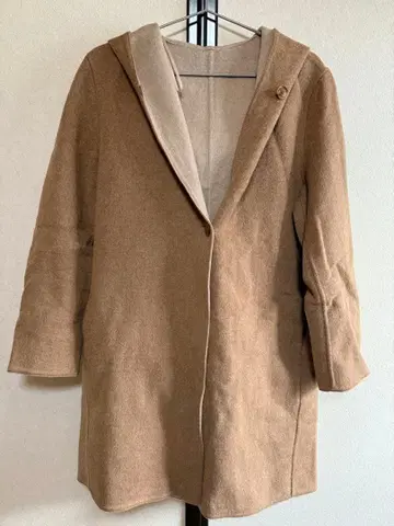 후드 부착 베이지 롱 코트