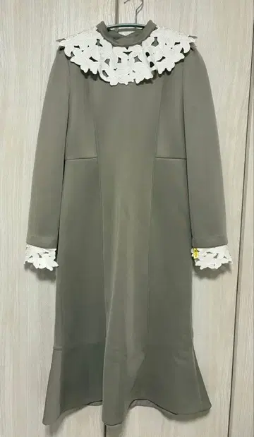 CELFORD 자수 플라워 레이스 옷깃 원피스 모카