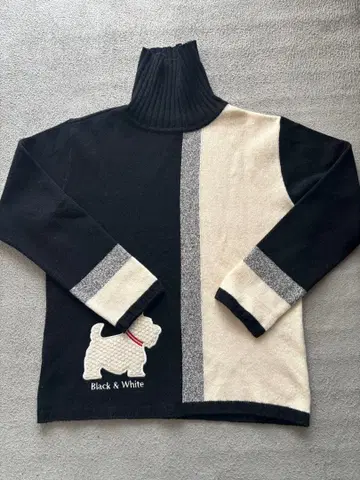 블랙 앤 화이트 터틀넥 스웨터