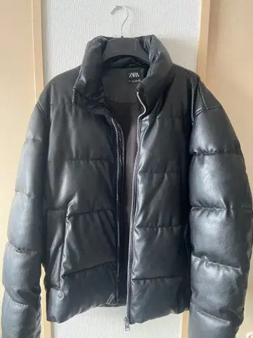 ZARA 블랙 다운 자켓 L 사이즈