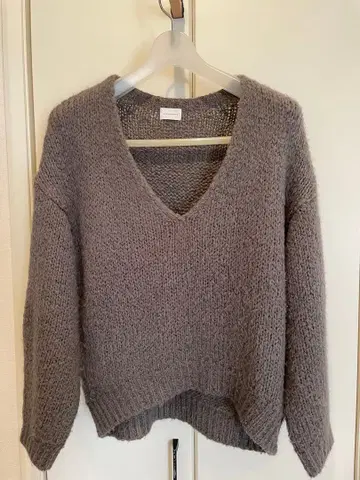 그레이 V넥 스웨터