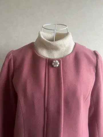 퍼 달린 핑크 노카라 자켓