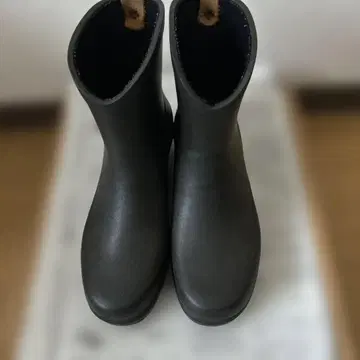 AIGLE 블랙 레인부츠 사이드 버클 포함