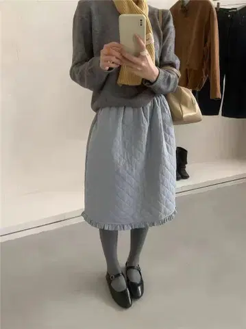 겨울 패션의 완성! 미디 스커트 밑단 프릴, 모임이나 외출 코디에 최적