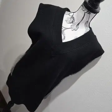 LUCA 새상품급 블랙 V넥 슬리브리스 니트 베스트