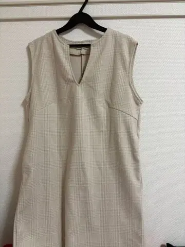 베이지 체크 무늬 슬리브리스 원피스