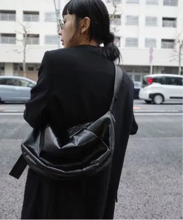 Ameri CRACKED LEATHER BODY BAG 블랙