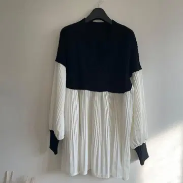 블랙 화이트 플리츠 디자인 긴팔 셔츠