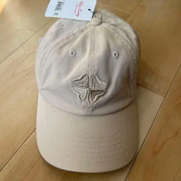 [ 새상품 ] Lucky Brand 베이지 캡 네잎클로버 자수