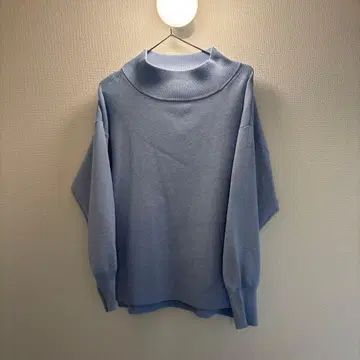 라이트 블루 하이넥 니트