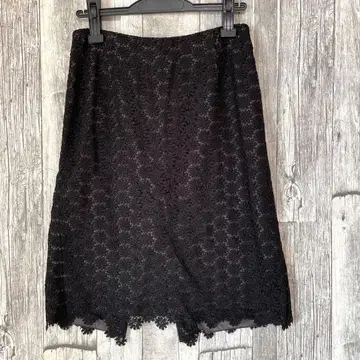 로이스크레용 [새상품급] M 블랙 꽃무늬 레이스 타이트 스커트 무릎 기장