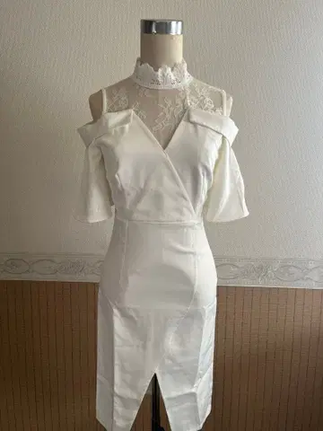 오프숄더 화이트 타이트 드레스