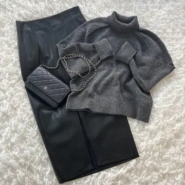 특별한 2개 세트: 그레이 터틀넥 니트와 블랙 가죽 스커트