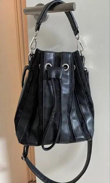 블랙 스트라이프 숄더백