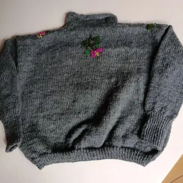덧댐 자수 스웨터입니다,