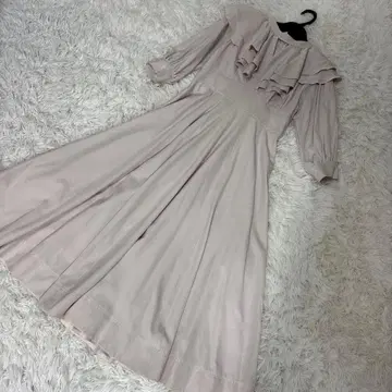 프릴이 달린 베이지 롱 드레스 willselection