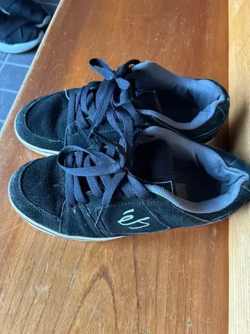 S 블랙 스케이트 스니커즈