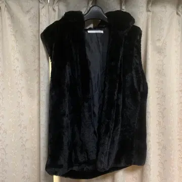 후드 부착 블랙 퍼 베스트